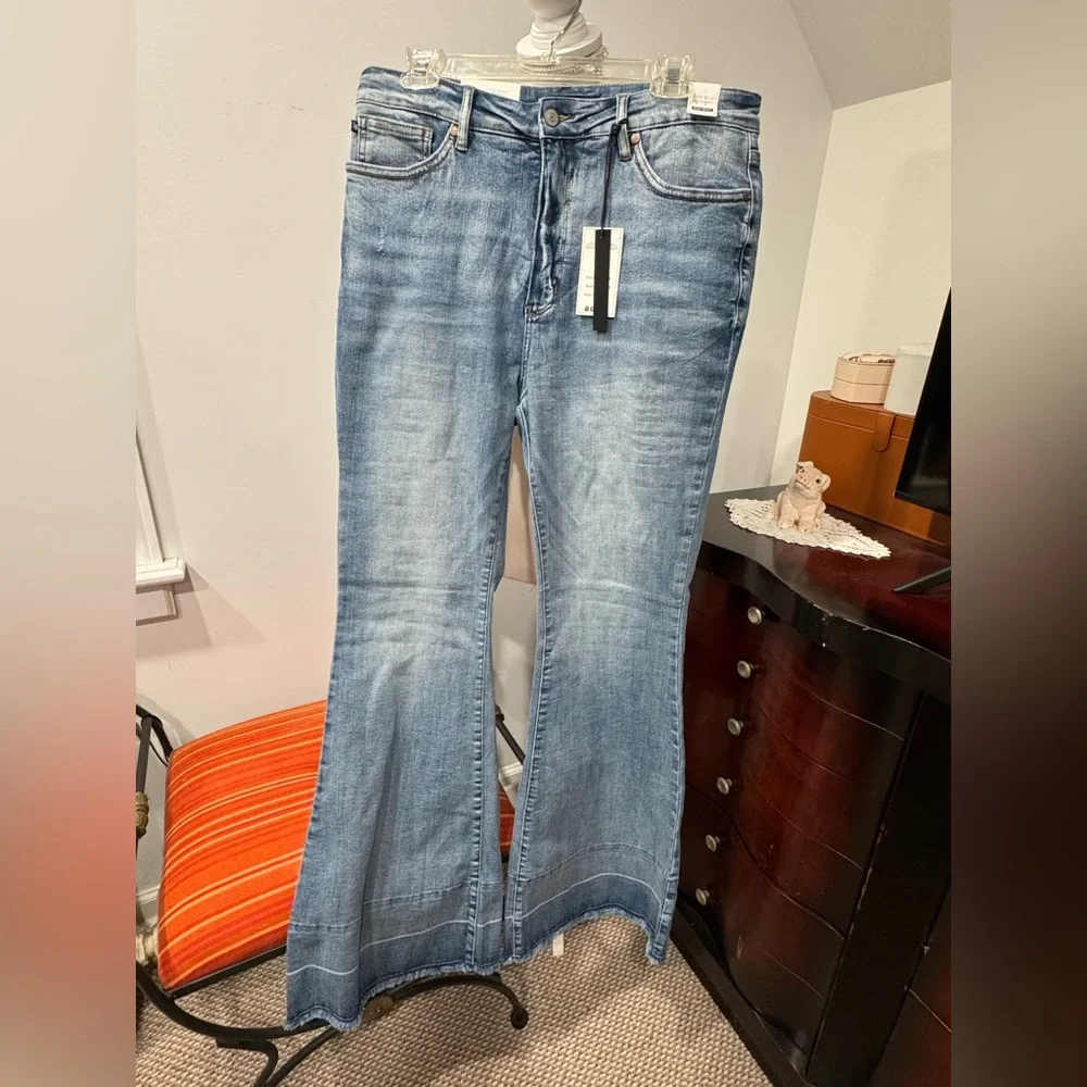 Judy Blue Stylish Blue Flare Women's Jeans - Picture 4 of 15